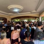 moradores-se-despedem-de-antonio-do-bar-com-homenagens-e-reconhecimento;-multidao-acompanha-cortejo-sob-forte-comocao