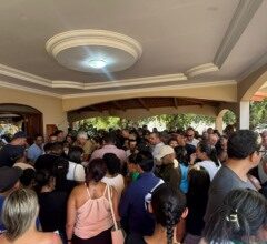 moradores-se-despedem-de-antonio-do-bar-com-homenagens-e-reconhecimento;-multidao-acompanha-cortejo-sob-forte-comocao