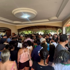 moradores-se-despedem-de-antonio-do-bar-com-homenagens-e-reconhecimento;-multidao-acompanha-cortejo-sob-forte-comocao