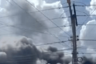 incendio-atinge-deposito-de-pneus-e-deixa-brigadista-ferido;-video