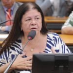 comissao-aprova-multa-para-quem-deixa-crianca-sozinha-em-elevador-e-areas-comuns-de-condominios