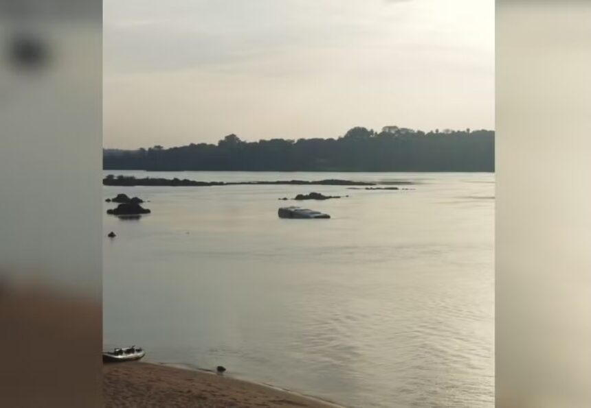 onibus-de-turismo-cai-no-rio-tocantins-apos-problemas-nos-freios;-motorista-morre 