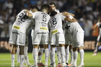 santos-ve-risco-de-queda-aumentar,-e-trio-praticamente-zera-chances