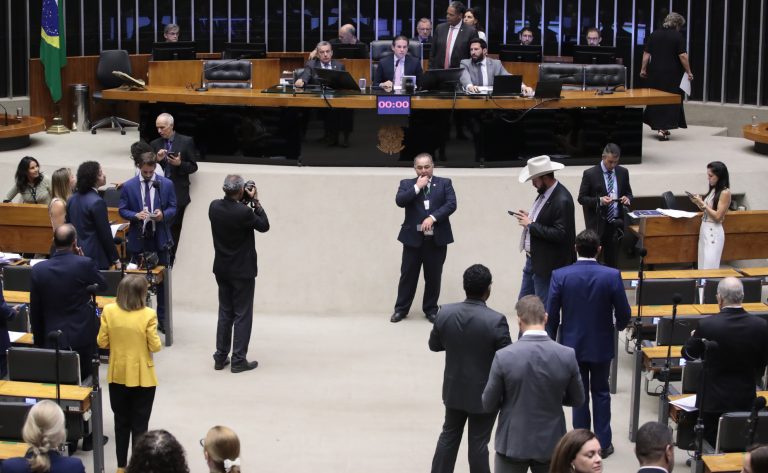 camara-aprova-mp-que-preve-isencao-da-taxa-de-verificacao-de-taximetros;-acompanhe