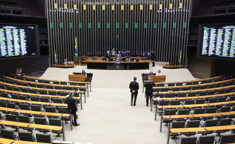 deputados-analisam-mp-que-preve-isencao-da-taxa-de-verificacao-de-taximetros;-acompanhe