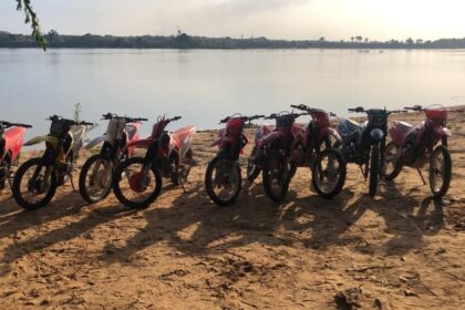 motos-e-equipamentos-sao-retirados-do-rio-apos-embarcacao-naufragar-e-deixar-dois-jovens-mortos