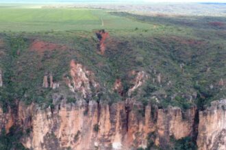 agricultores-podem-pagar-multa-de-r$-100-mil-por-dia-apos-crime-ambiental-que-causou-cratera-e-afetou-nascente-nas-serras-gerais