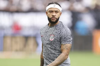 memphis-pega-aviao-e-se-reapresenta-no-corinthians-apos-perder-treino