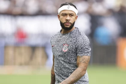 memphis-pega-aviao-e-se-reapresenta-no-corinthians-apos-perder-treino