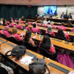 cancer-de-mama:-especialistas-debatem-baixa-cobertura-de-rastreamento-e-avancos-no-tratamento