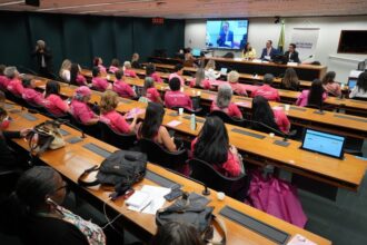 cancer-de-mama:-especialistas-debatem-baixa-cobertura-de-rastreamento-e-avancos-no-tratamento