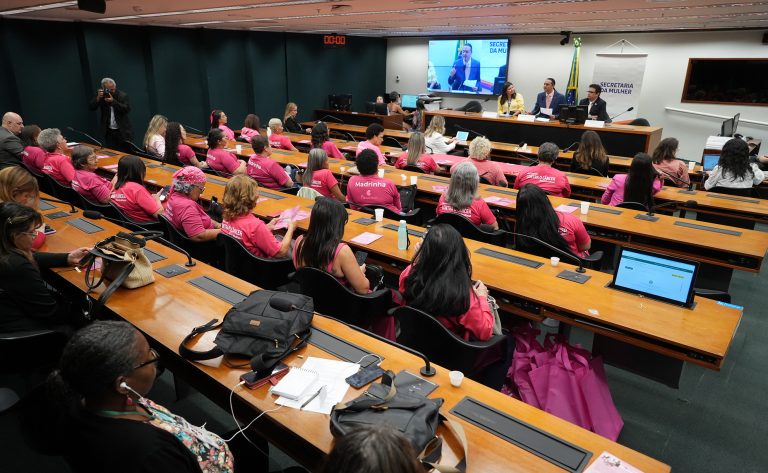 cancer-de-mama:-especialistas-debatem-baixa-cobertura-de-rastreamento-e-avancos-no-tratamento