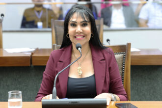 janad-valcari-solicita-cobertura-de-quadra-poliesportiva-em-escola-de-miranorte