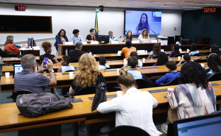 cop30:-criancas-e-adolescentes-cobram-participacao-real-em-debate-sobre-crise-climatica