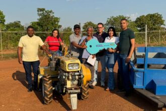 janad-valcari-entrega-equipamentos-agricolas-para-associacao-em-aparecida-do-rio-negro