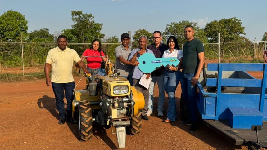 janad-valcari-entrega-equipamentos-agricolas-para-associacao-em-aparecida-do-rio-negro