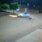 adolescente-de-15-anos-e-arremessado-e-morre-apos-acidente-entre-moto-e-carro;-video