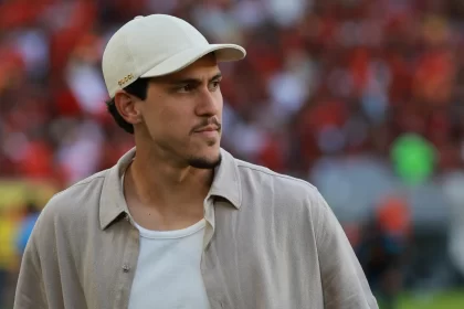flamengo-cria-tipoias-para-pedro-jogar-que-precisam-de-aprovacao-dos-arbitros