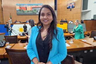 com-voto-favoravel-de-vanda-monteiro,-assembleia-aprova-pccr-da-educacao:-“uma-grande-conquista-para-os-profissionais”