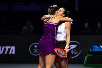 stefani-e-babos-vencem-russas-e-se-aproximam-da-semi-do-wta-finals