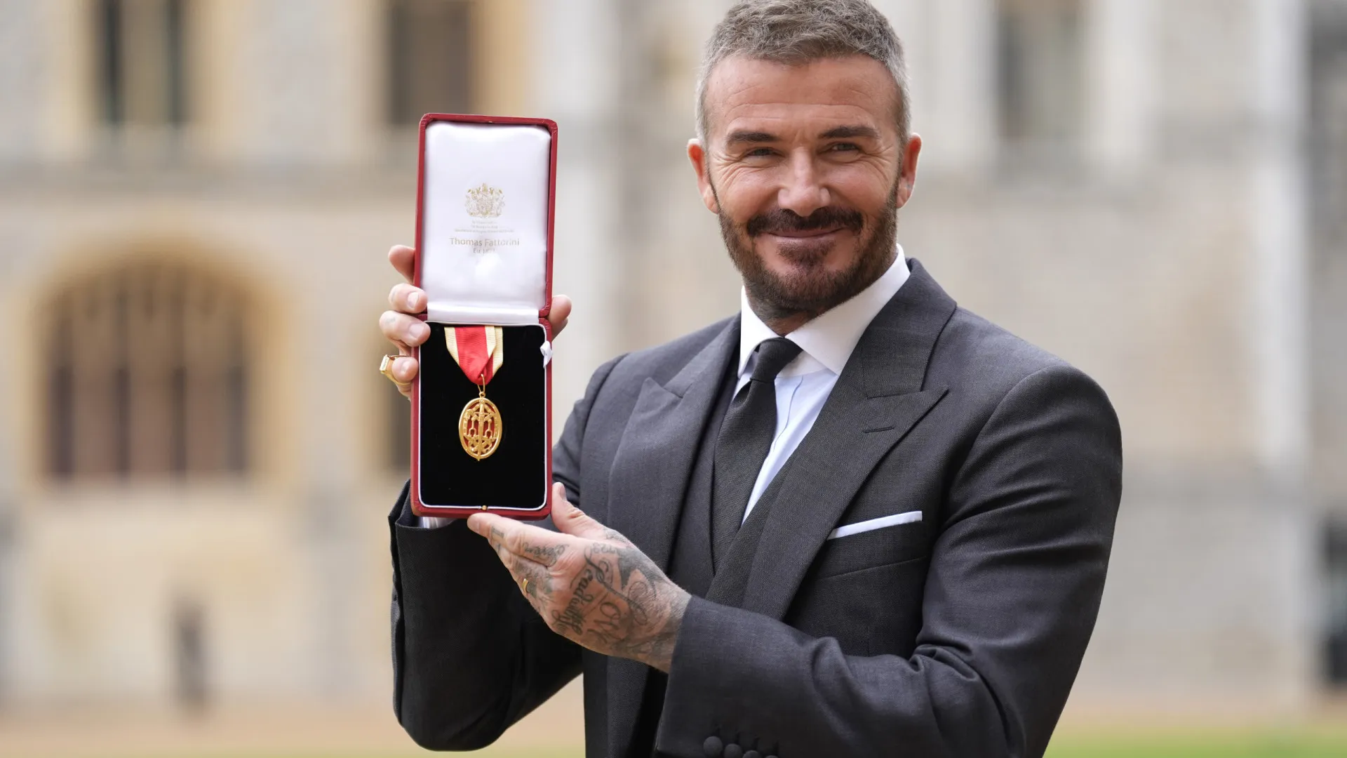 david-beckham-e-condecorado-cavaleiro-pelo-rei-charles-3o