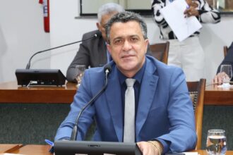 luciano-oliveira-celebra-conquista-historica-dos-professores-e-vota-pela-aprovacao-do-pccr