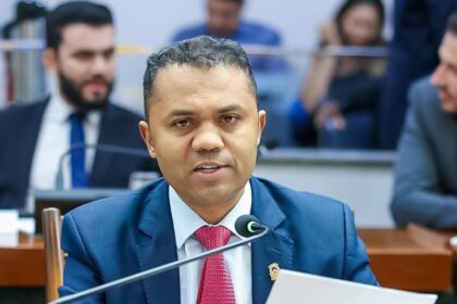 pccr-da-educacao:-moisemar-marinho-comemora-aprovacao-com-voto-favoravel-em-todas-as-etapas