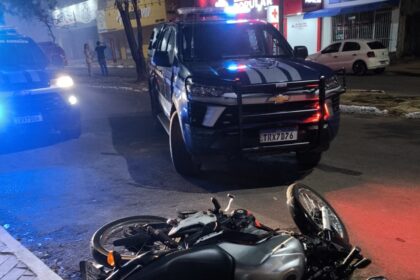 motociclista-e-preso-apos-sair-de-bar,-empinar-moto-e-bater-em-viatura-da-guarda-metropolitana-de-palmas