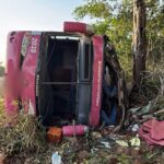 onibus-com-46-passageiros-tomba-na-br-230-e-deixa-feridos-apos-motorista-perder-o-controle,-diz-pm