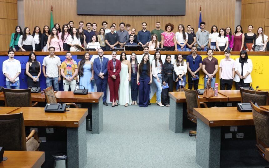 em-visita-guiada-a-aleto,-alunos-de-direito-vivenciam-as-atividades-parlamentares