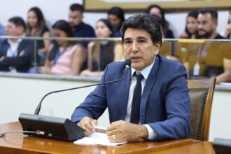 prof.-junior-geo-aprova-pccr-da-educacao,-mas-assegura-que-ainda-tem-muito-a-avancar