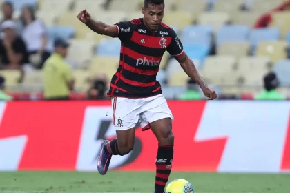 alex-sandro-prioriza-sono-a-carona-em-aviao-de-leila:-‘dormir-e-importante’