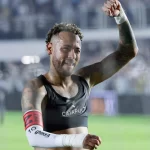 neymar-muda-postura,-sai-exausto-e-volta-a-fazer-jogo-completo