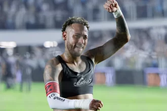 neymar-muda-postura,-sai-exausto-e-volta-a-fazer-jogo-completo