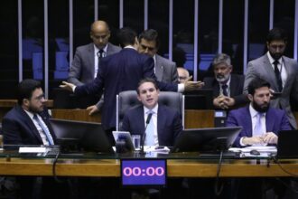 hugo-motta-espera-que-banco-central-reduza-juros-nas-proximas-reunioes-do-copom