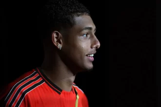 preocupado,-flamengo-tenta-blindar-jovem-vaiado-em-jogo-contra-o-fluminense