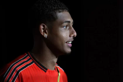 preocupado,-flamengo-tenta-blindar-jovem-vaiado-em-jogo-contra-o-fluminense