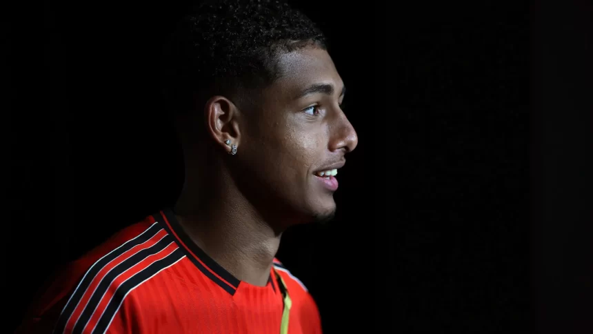 preocupado,-flamengo-tenta-blindar-jovem-vaiado-em-jogo-contra-o-fluminense