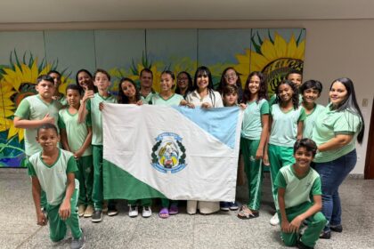 professora-janad-valcari-recebe-estudantes-de-oliveira-de-fatima-em-visita-na-assembleia