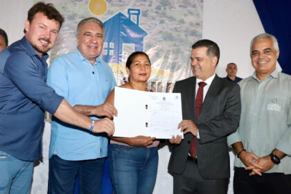 campos-lindos-tem-dia-de-atendimentos-e-servicos;-laurez-faz-compromisso-com-obras-e diz-que-objetivo-e-avancar-na-industrializacao