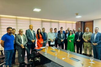 em-reuniao-decisiva,-palacio-confirma-viabilidade-fiscal-da-pec-do-teto-unico-e-entidades-aguardam-“decisao-politica”