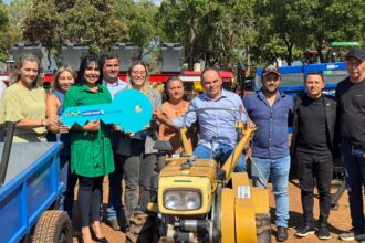janad-valcari-entrega-microtrator-para-assentamento-irma-adelaide-em-miracema
