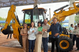 municipio-de-barrolandia-recebe-doacao-de-retroescavadeira-em-parceria-com-janad-valcari