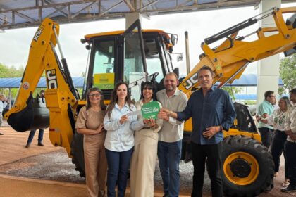 municipio-de-barrolandia-recebe-doacao-de-retroescavadeira-em-parceria-com-janad-valcari