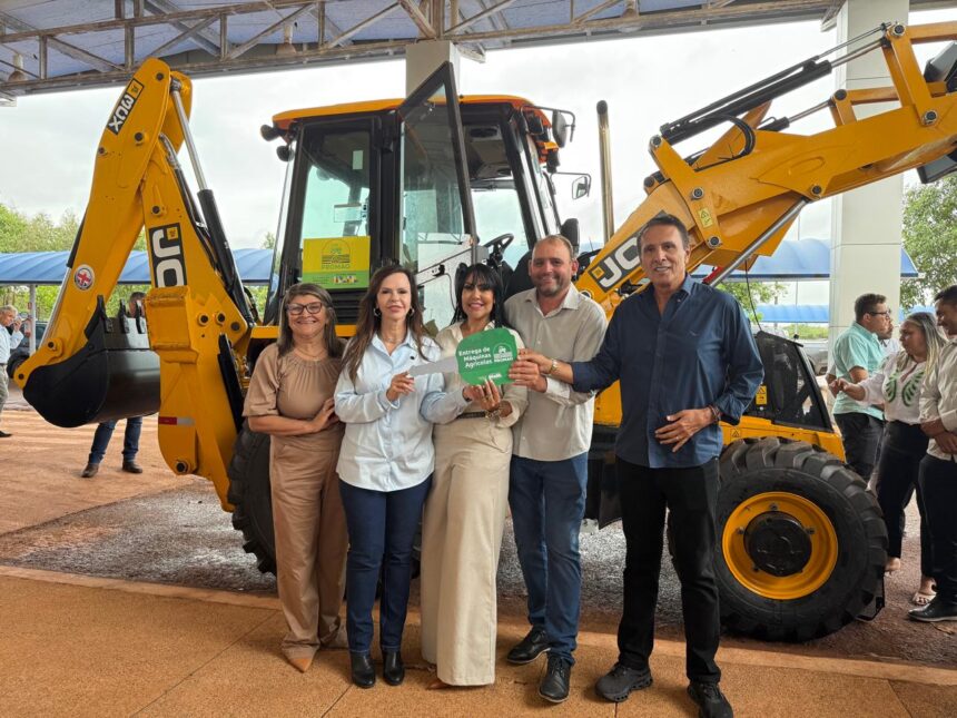 municipio-de-barrolandia-recebe-doacao-de-retroescavadeira-em-parceria-com-janad-valcari