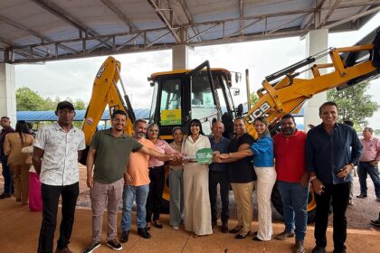 deputada-janad-valcari-entrega-retroescavadeira-para-jau-do-tocantins