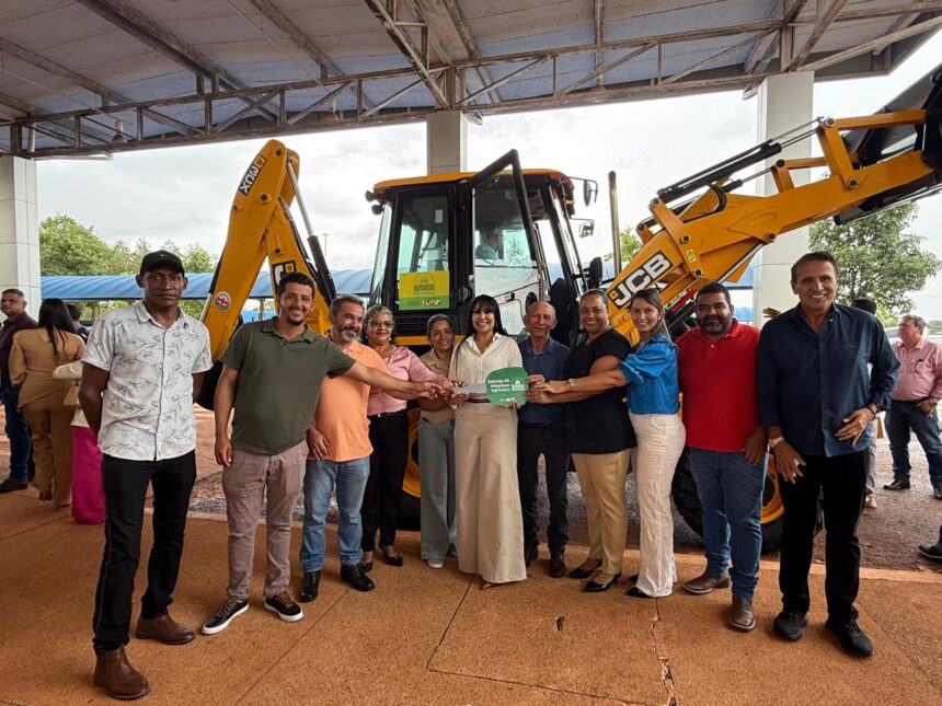 deputada-janad-valcari-entrega-retroescavadeira-para-jau-do-tocantins