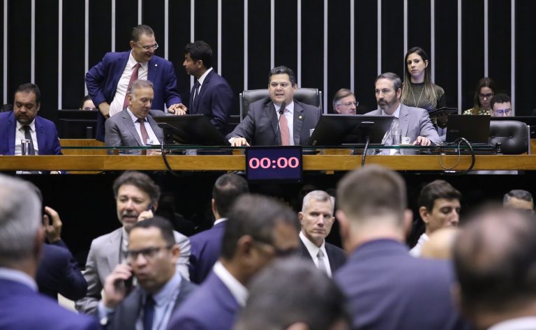 deputados-e-senadores-rejeitam-vetos-a-projeto-de-renegociacao-de-dividas-dos-estados