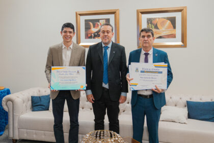 deputado-dr.-danilo-alencar-entrega-titulos-a-seus-homenageados-em-sessao-solene-da-aleto