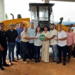janad-valcari-entrega-uma-pa-carregadeira-para-cariri-do-tocantins